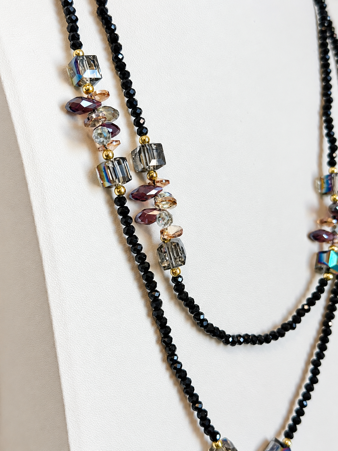 Collana lunga doppio filo in cristallo nero e cristalli verdi viola