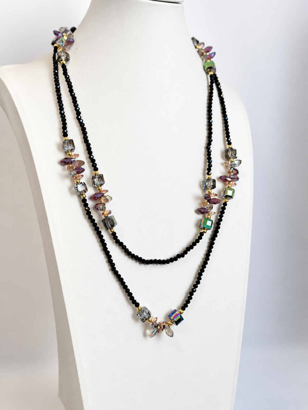 Collana lunga doppio filo in cristallo nero e cristalli verdi viola