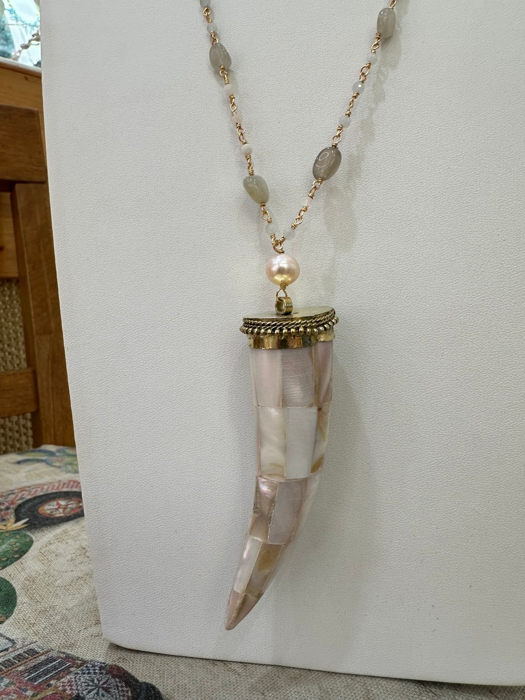 Collana con pendente a corno in madreperla e perla naturale