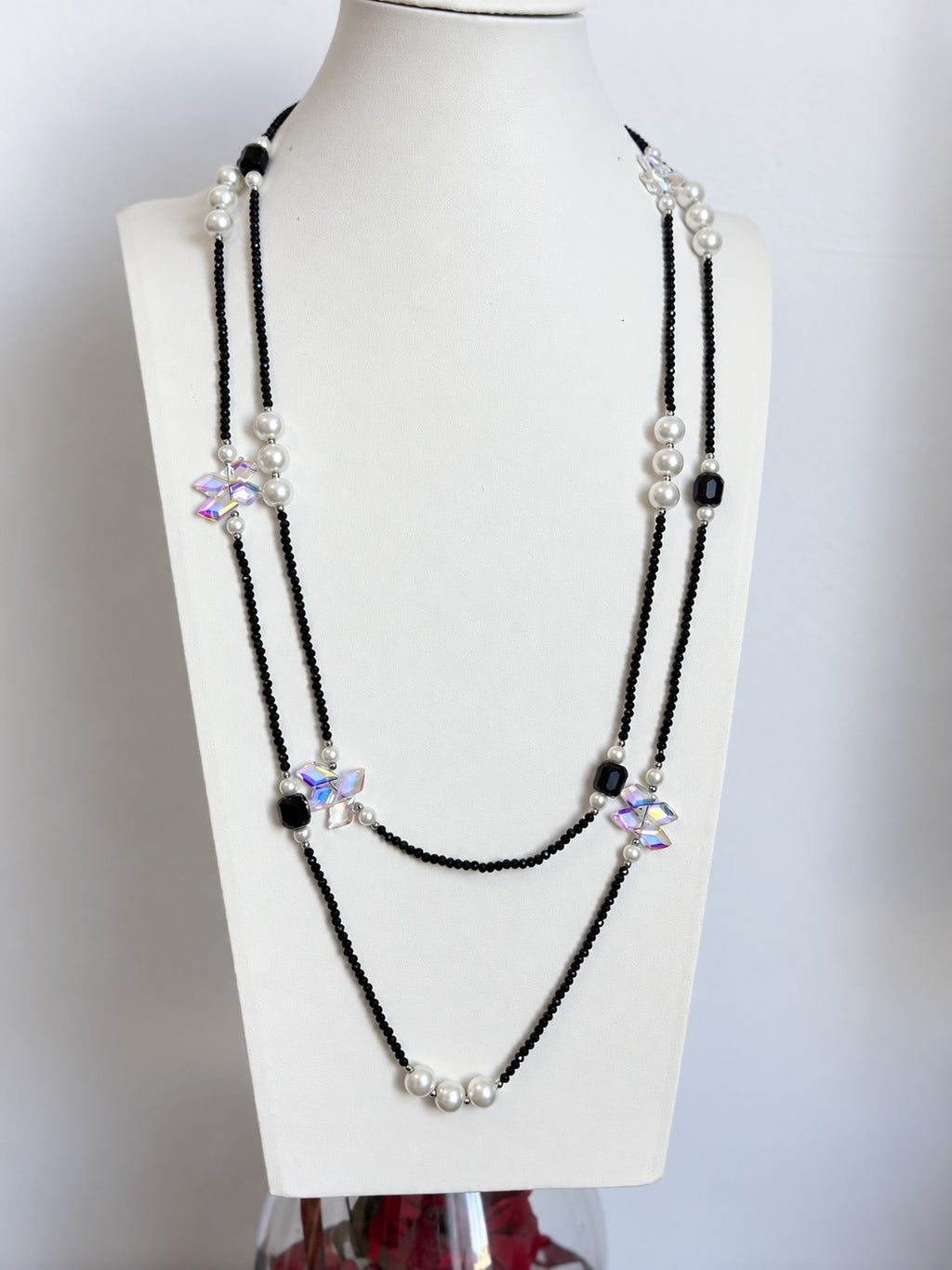Collana lunga con perle bianche, cristalli neri e inserti boreali