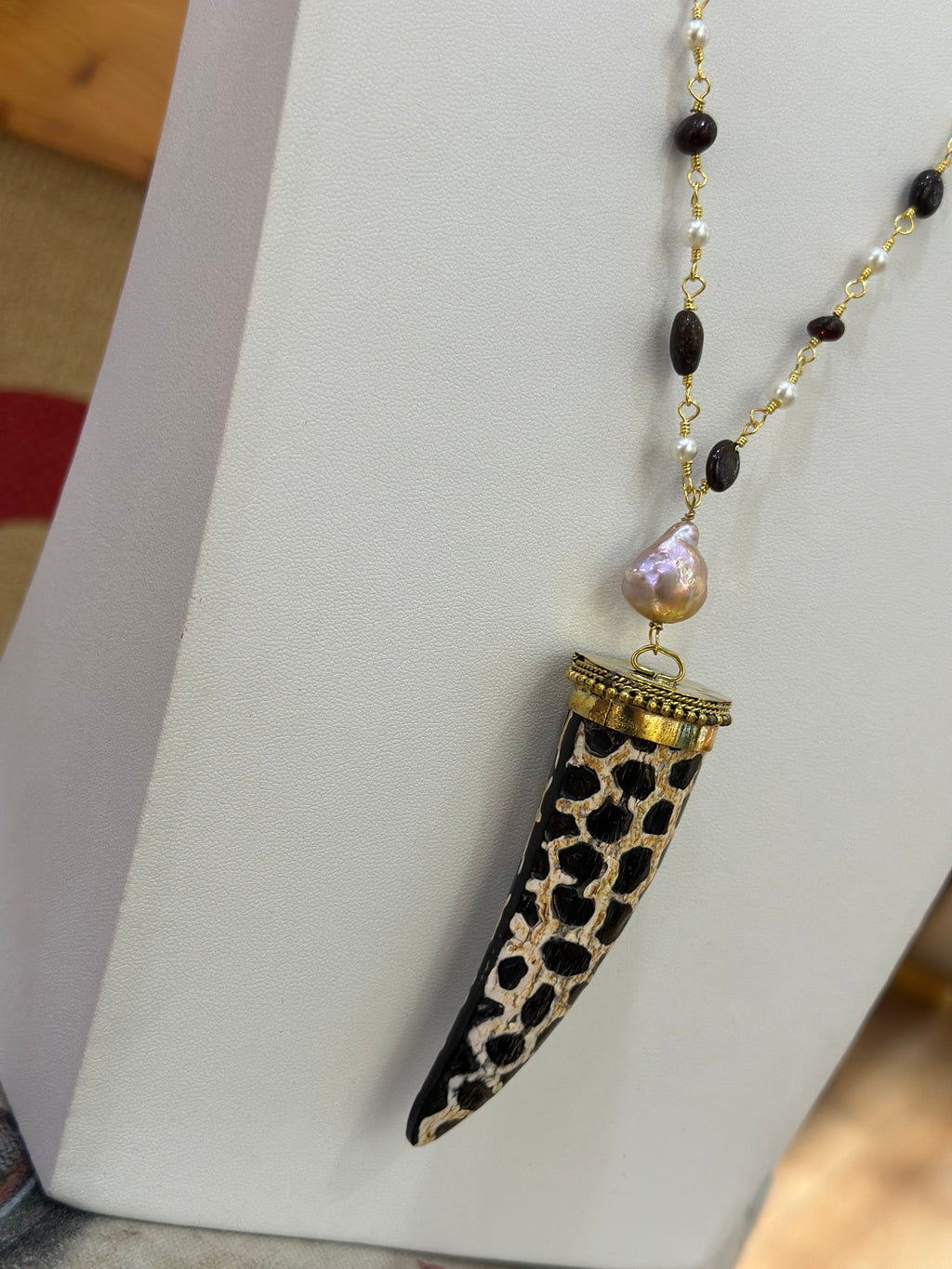 Collana con pendente a corno leopardato e perla barocca