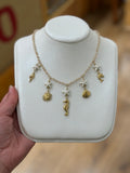Collana beige girocollo con ciondoli marini