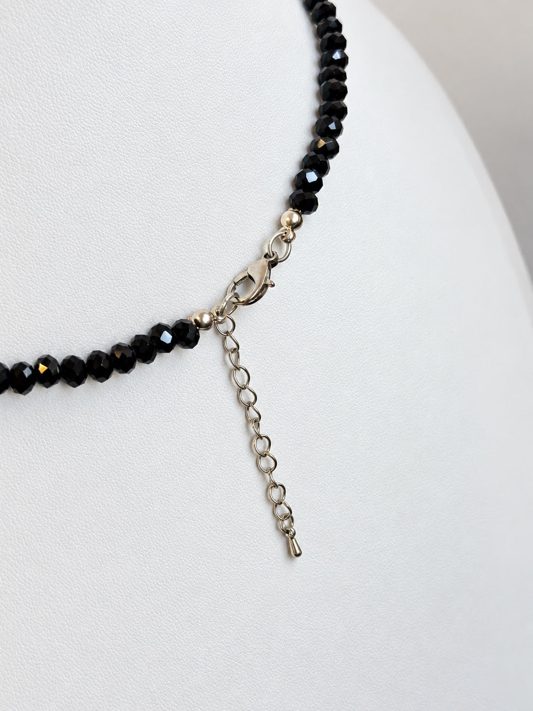 Collana in cristallo nero con boule in vetro floreali