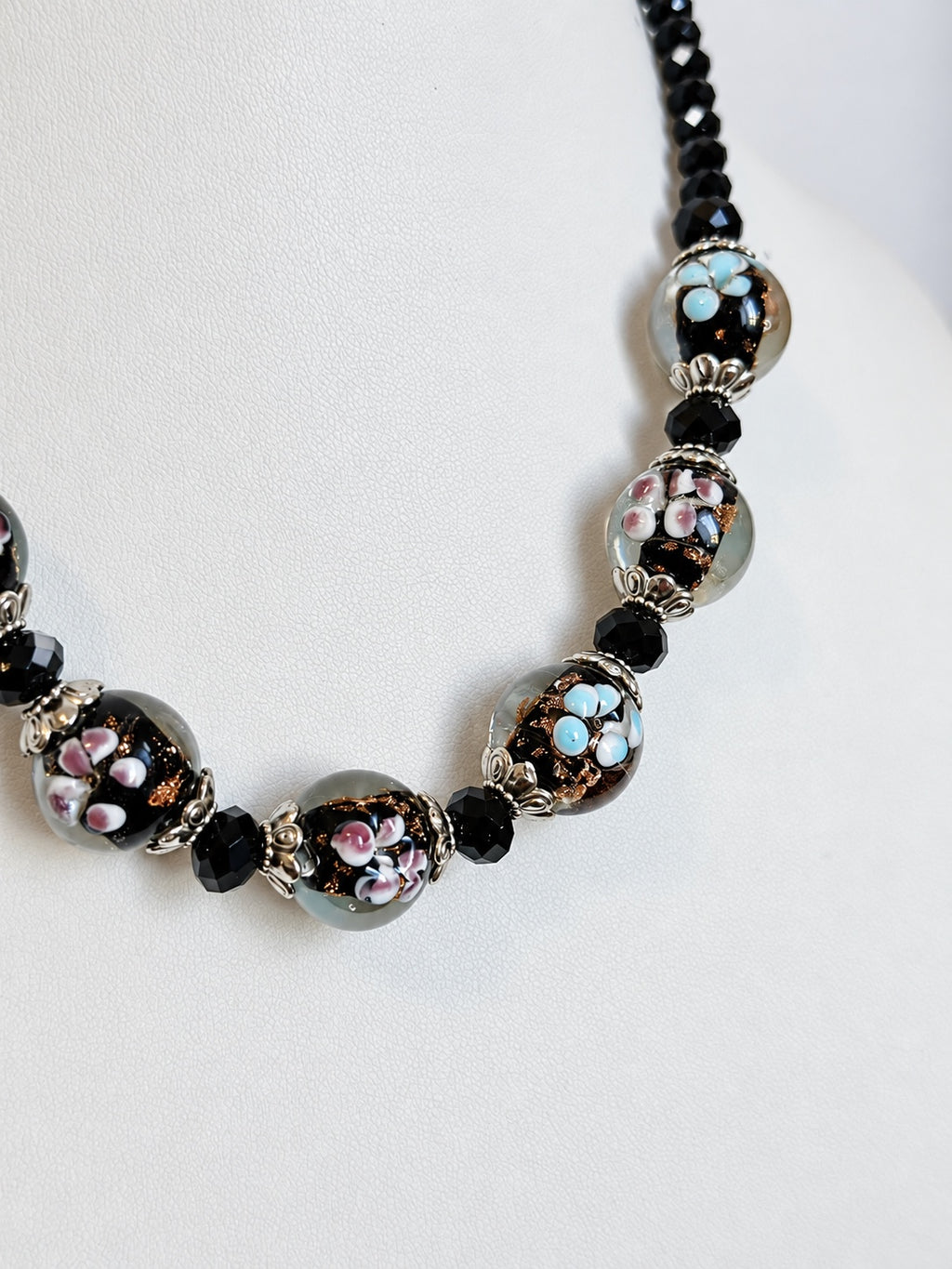 Collana in cristallo nero con boule in vetro floreali
