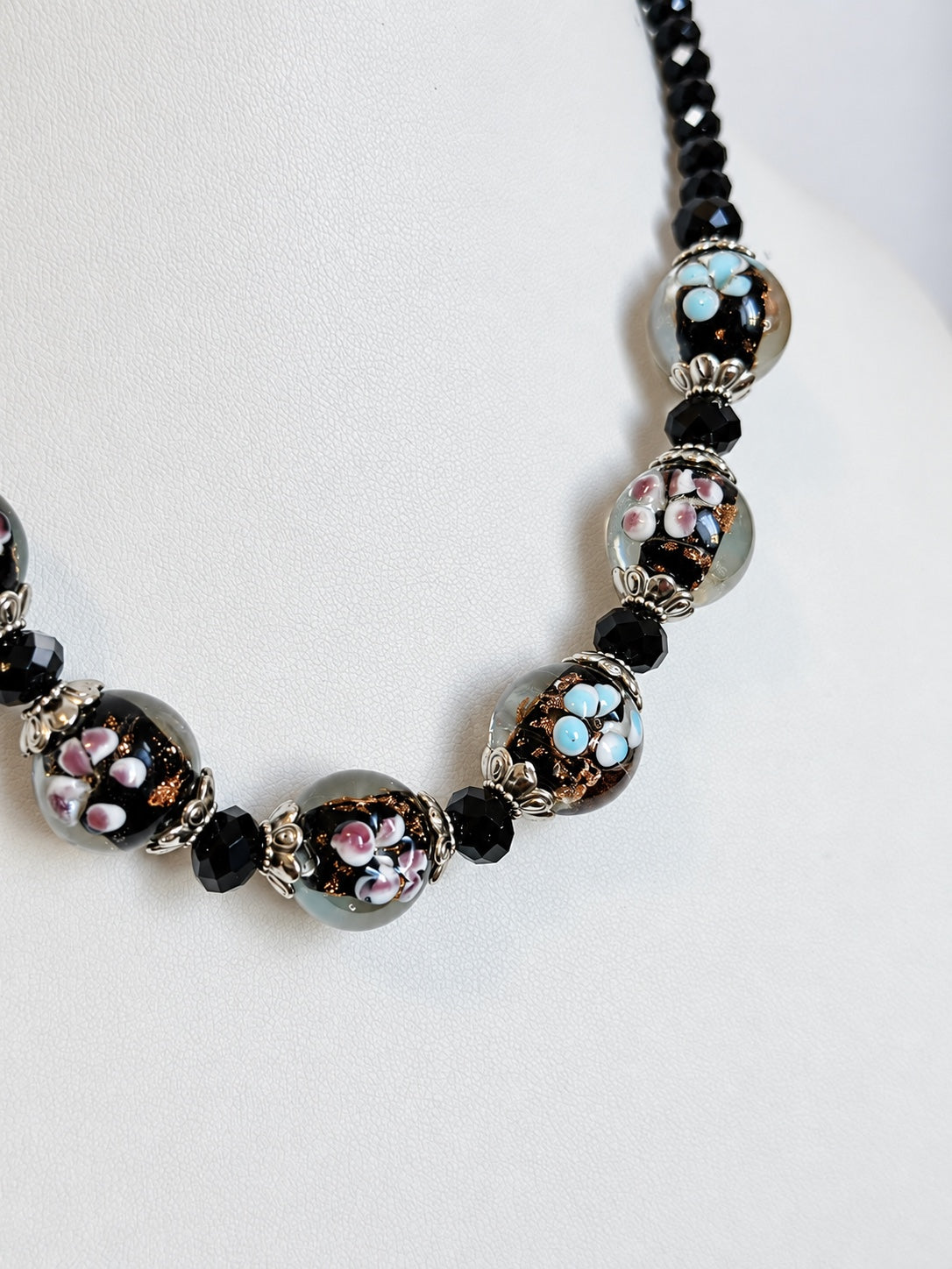 Collana in cristallo nero con boule in vetro floreali