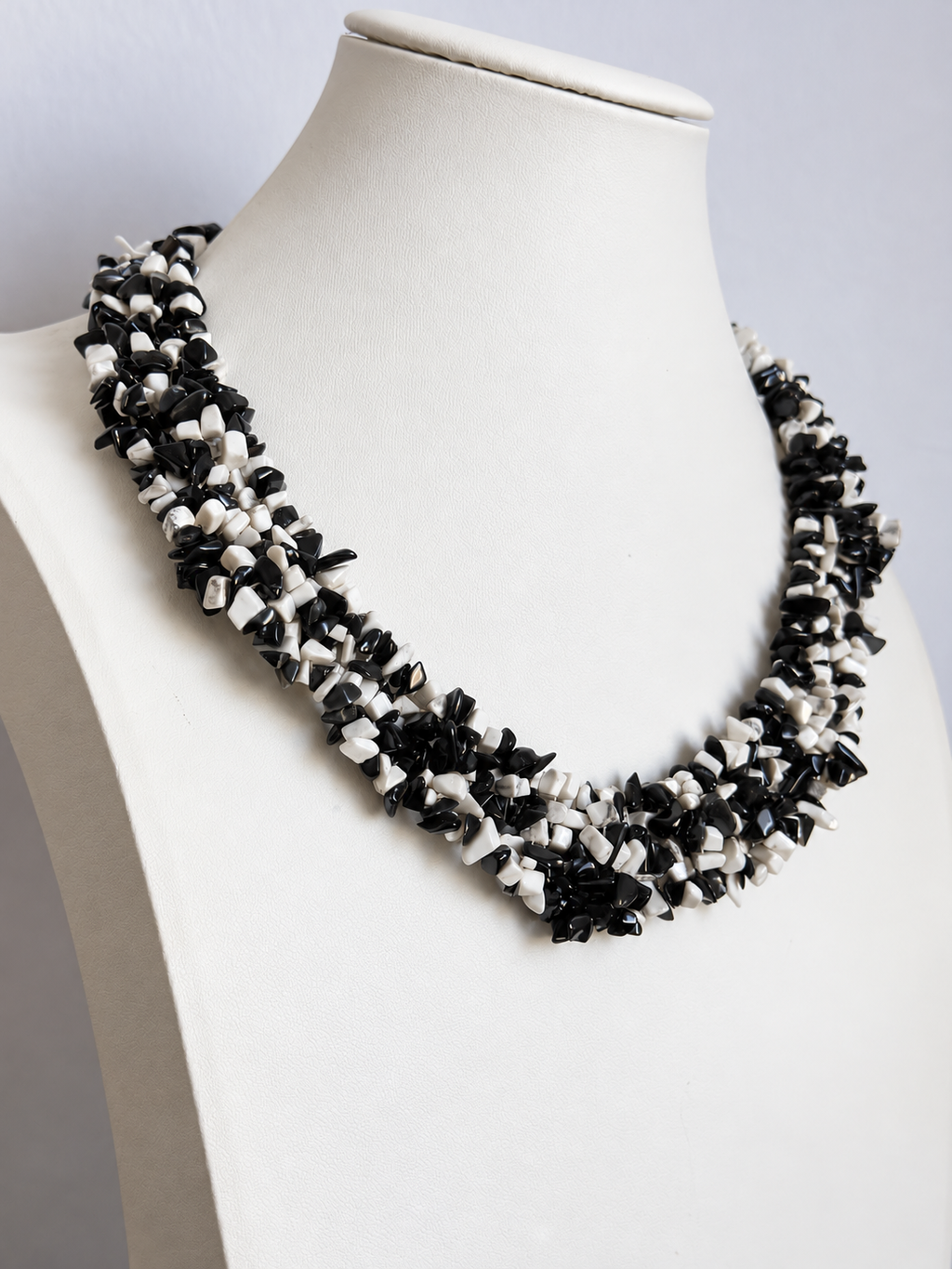 Collana a colletto con agate bianche e nere