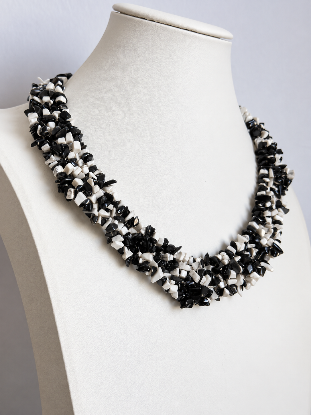 Collana a colletto con agate bianche e nere