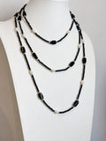 Collana lunga in cristallo nero e perle bianche