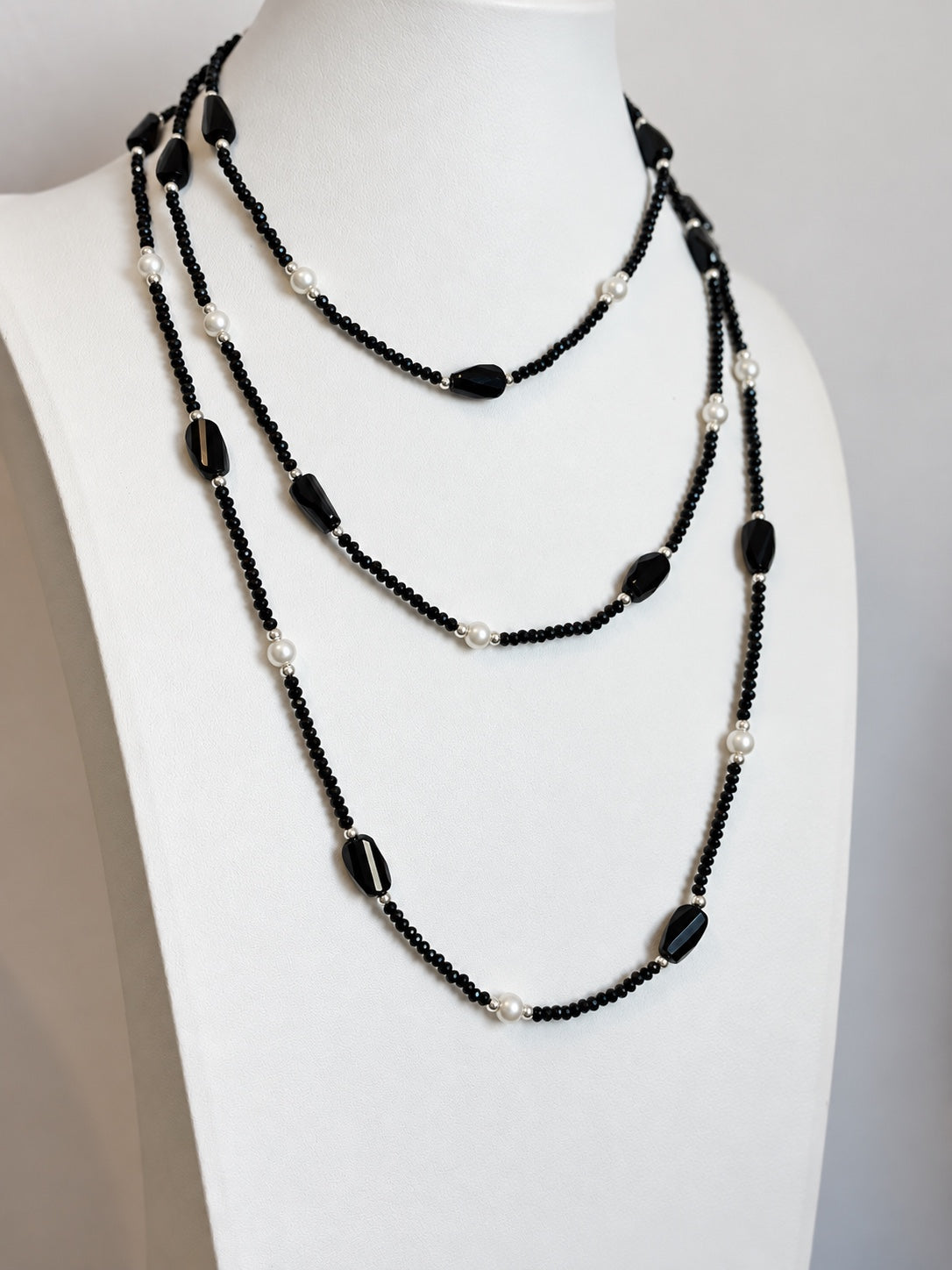 Collana lunga in cristallo nero e perle bianche