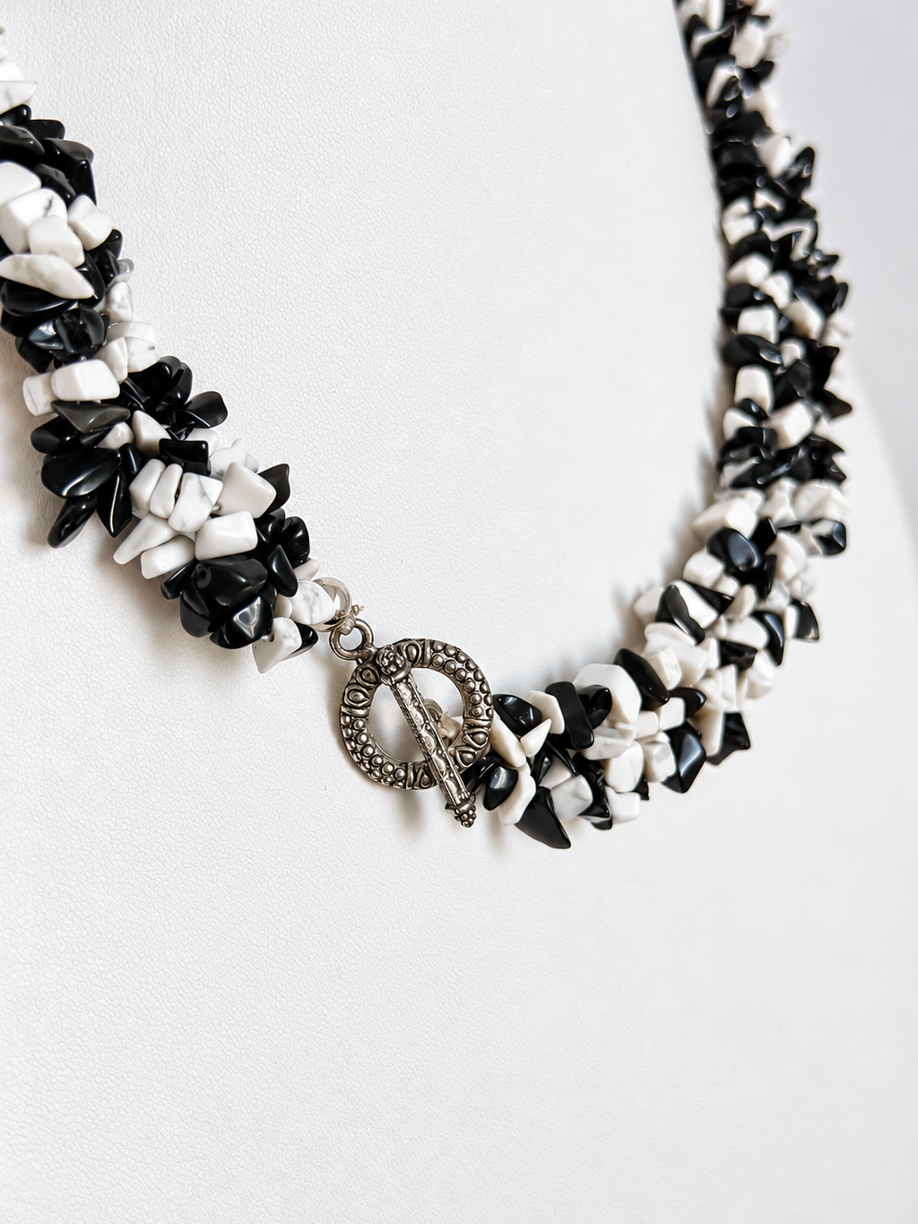 Collana a colletto con agate bianche e nere