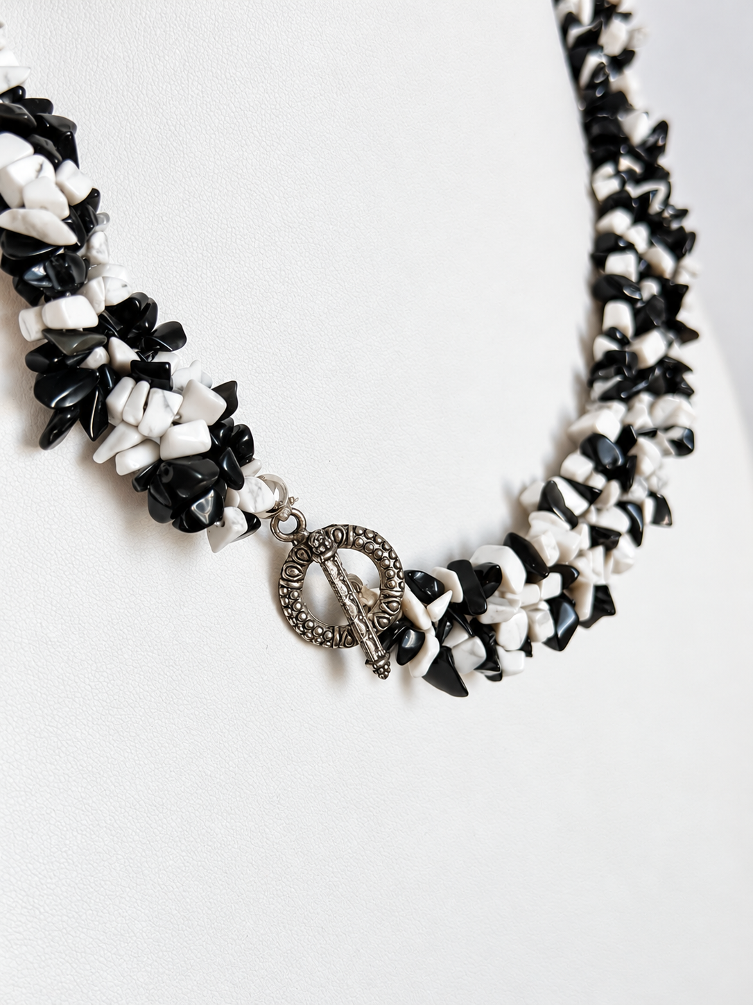 Collana a colletto con agate bianche e nere
