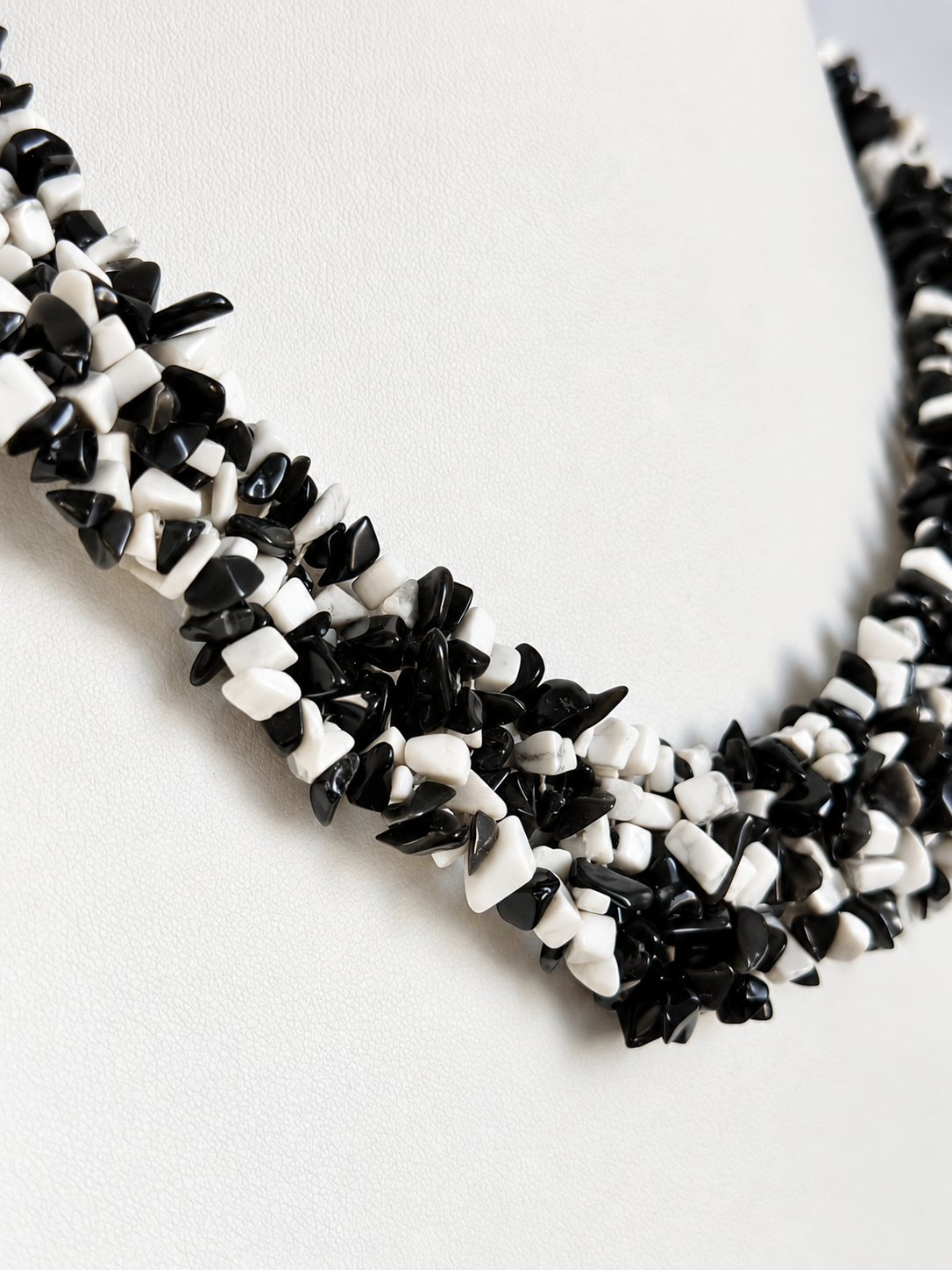 Collana a colletto con agate bianche e nere