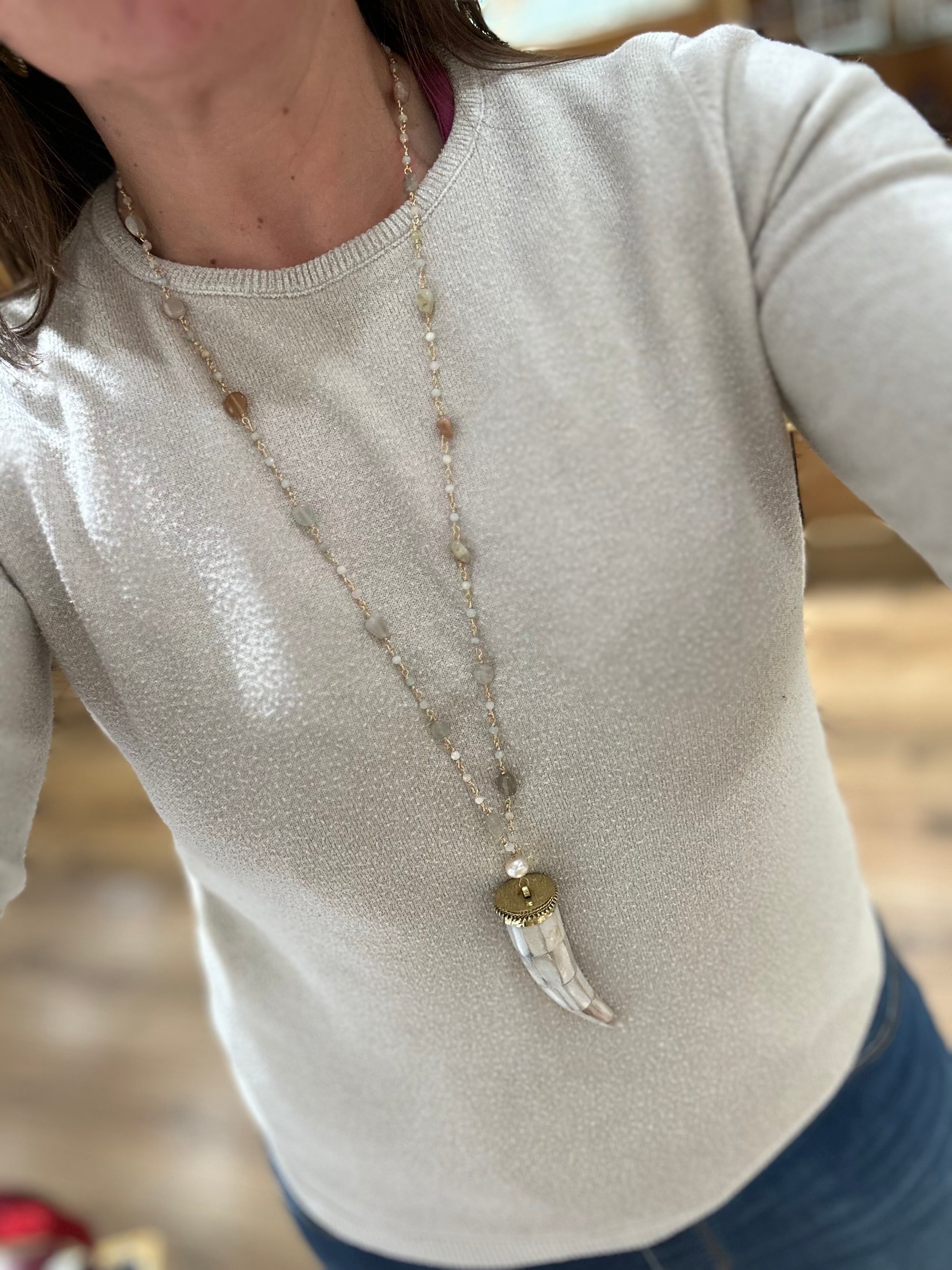 Collana con pendente a corno in madreperla e perla naturale