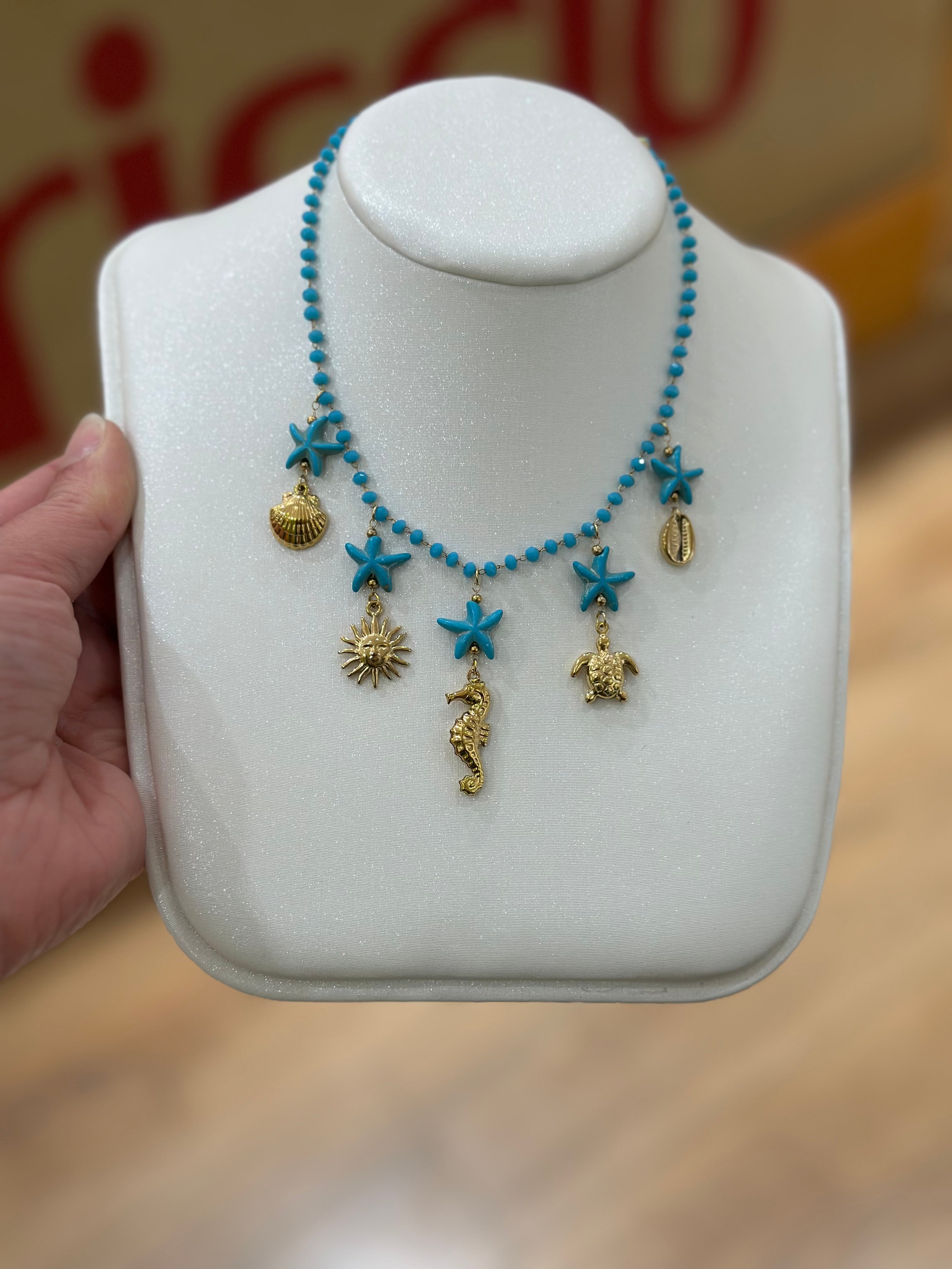 Collana azzurra girocollo con ciondoli marini