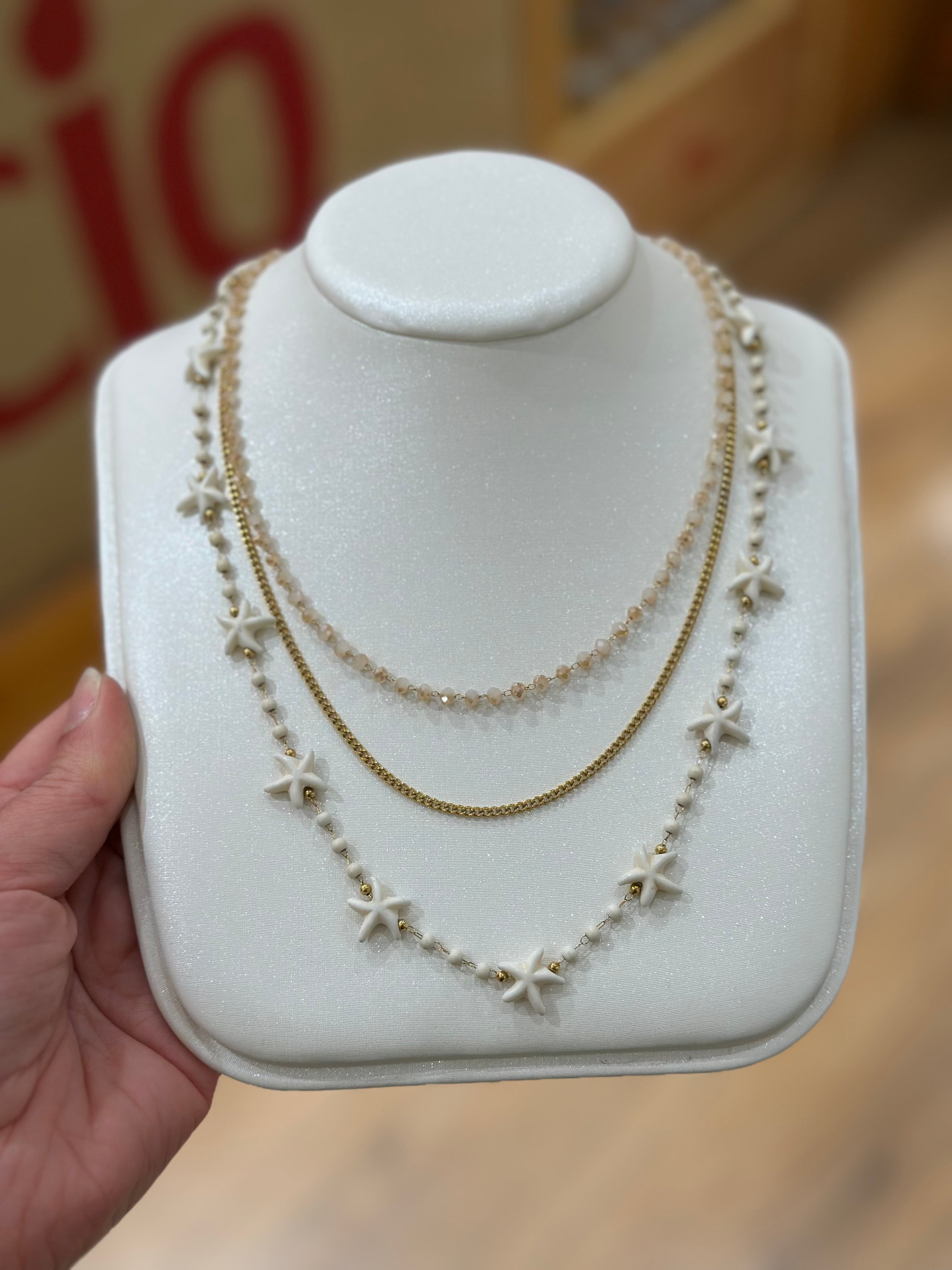 Collana beige tre fili girocollo con stelle marine