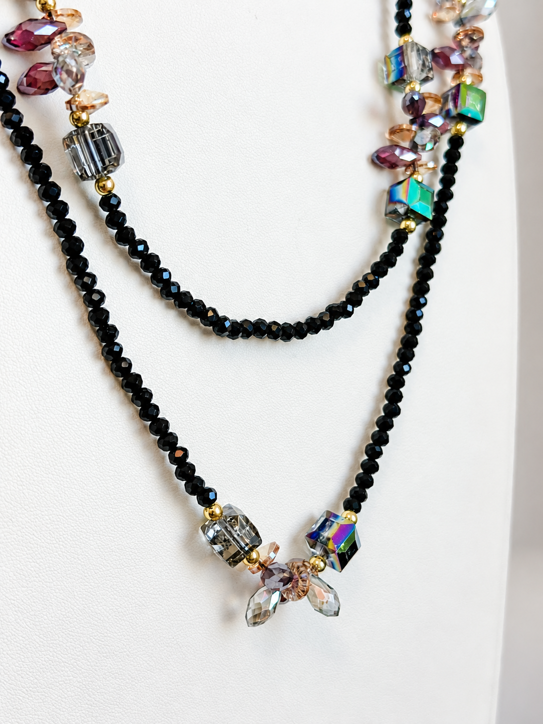 Collana lunga doppio filo in cristallo nero e cristalli verdi viola