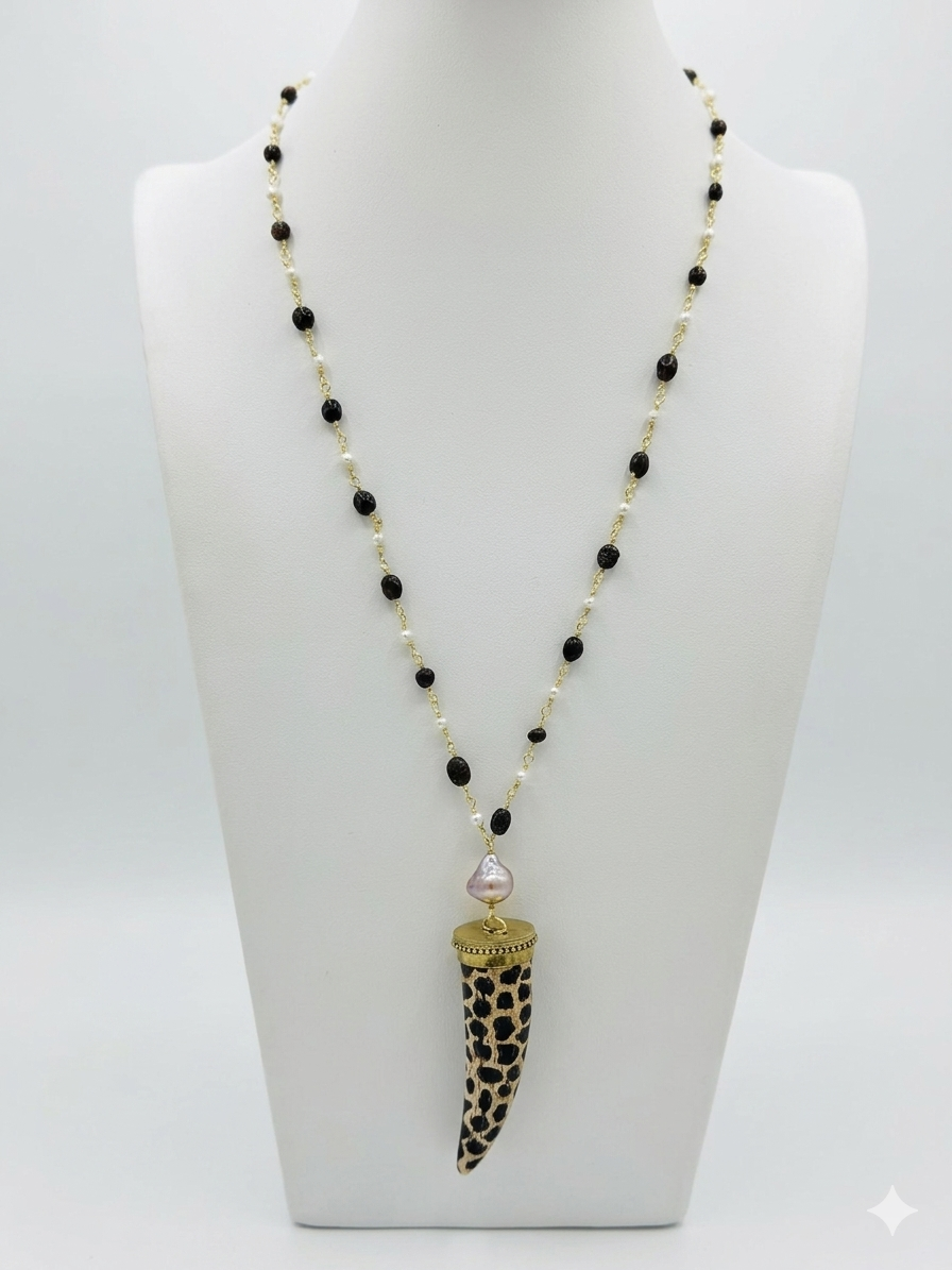 Collana con pendente a corno leopardato e perla barocca