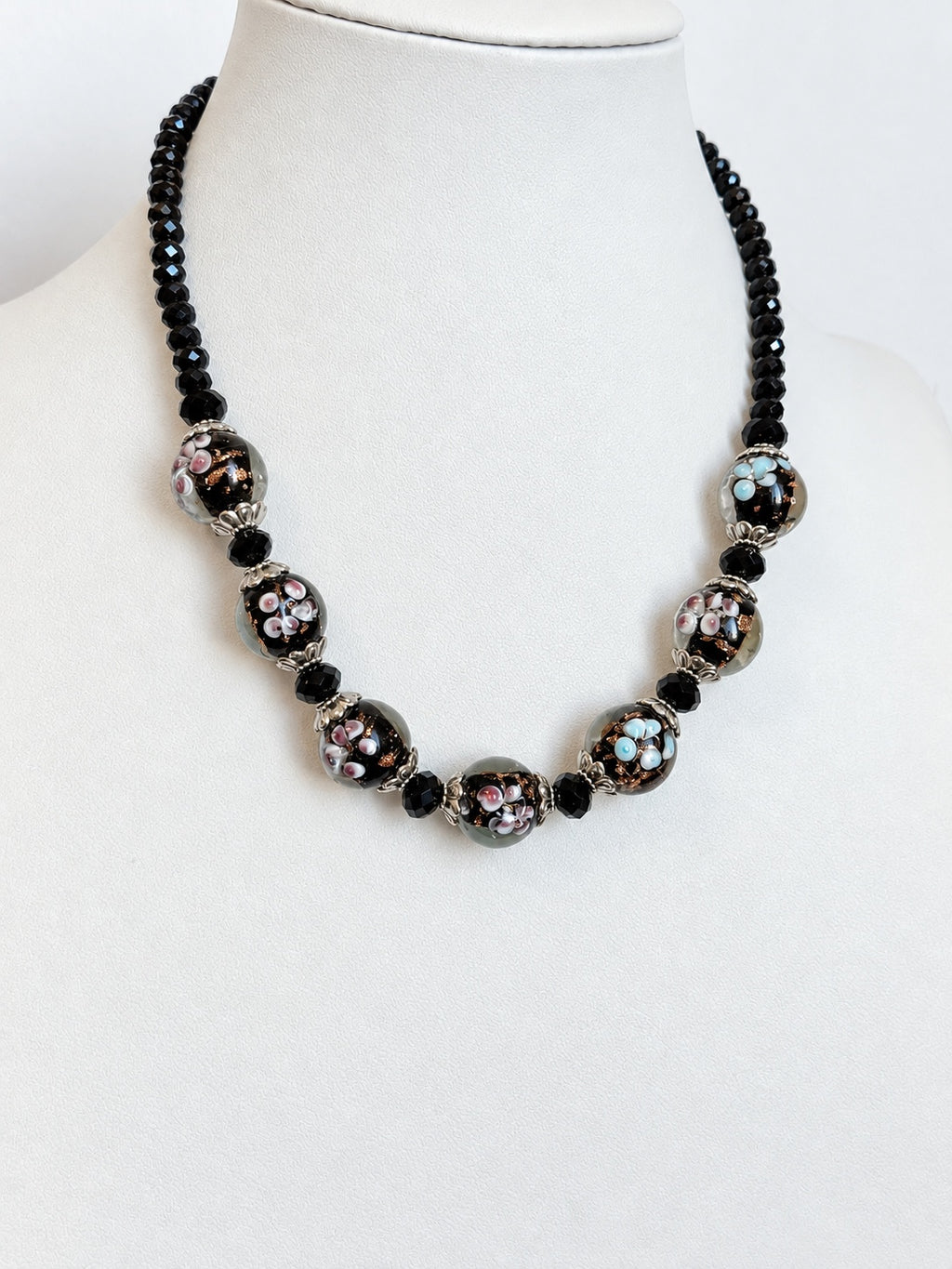 Collana in cristallo nero con boule in vetro floreali