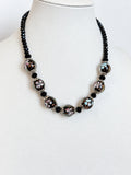 Collana in cristallo nero con boule in vetro floreali