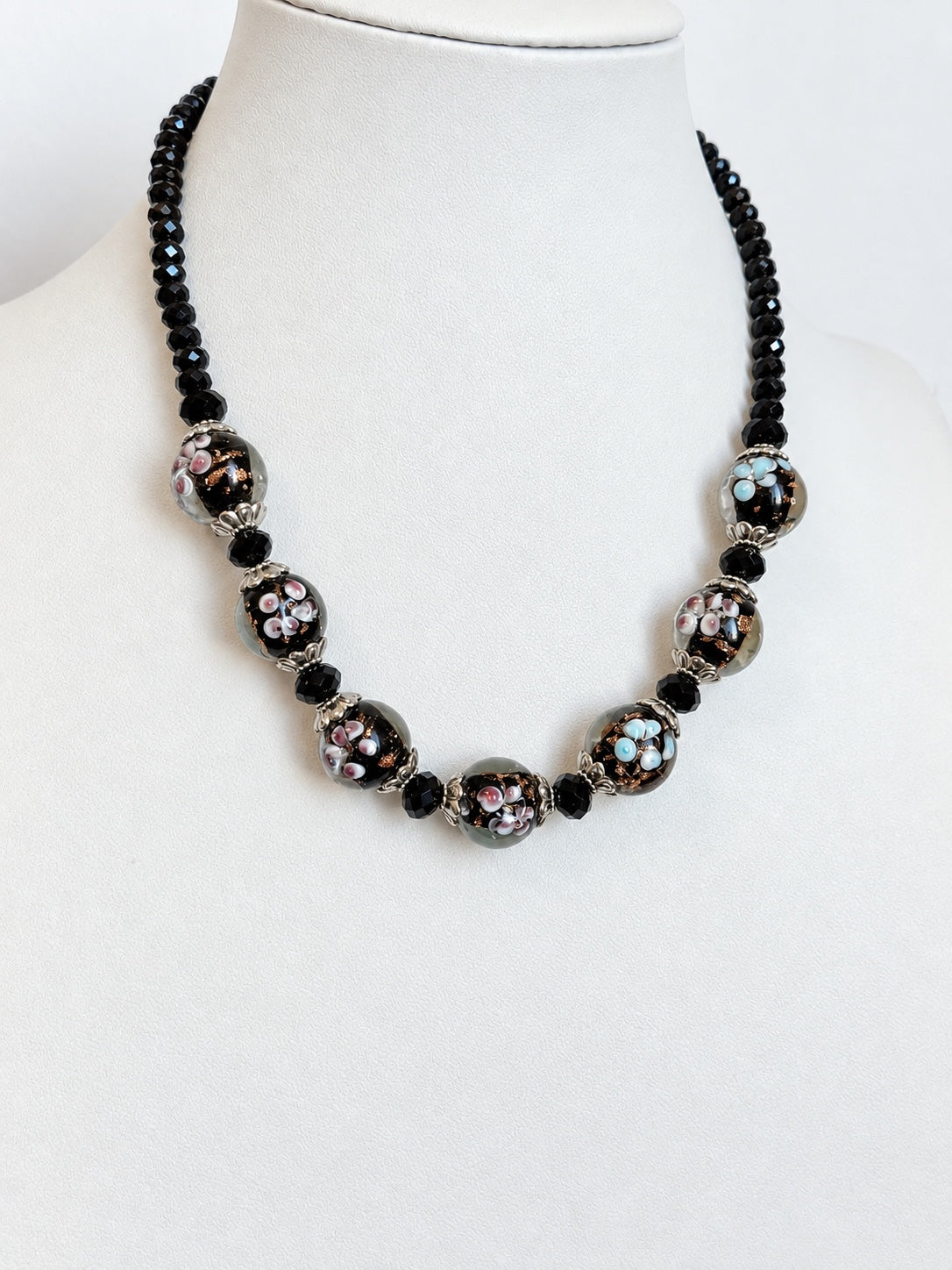 Collana in cristallo nero con boule in vetro floreali