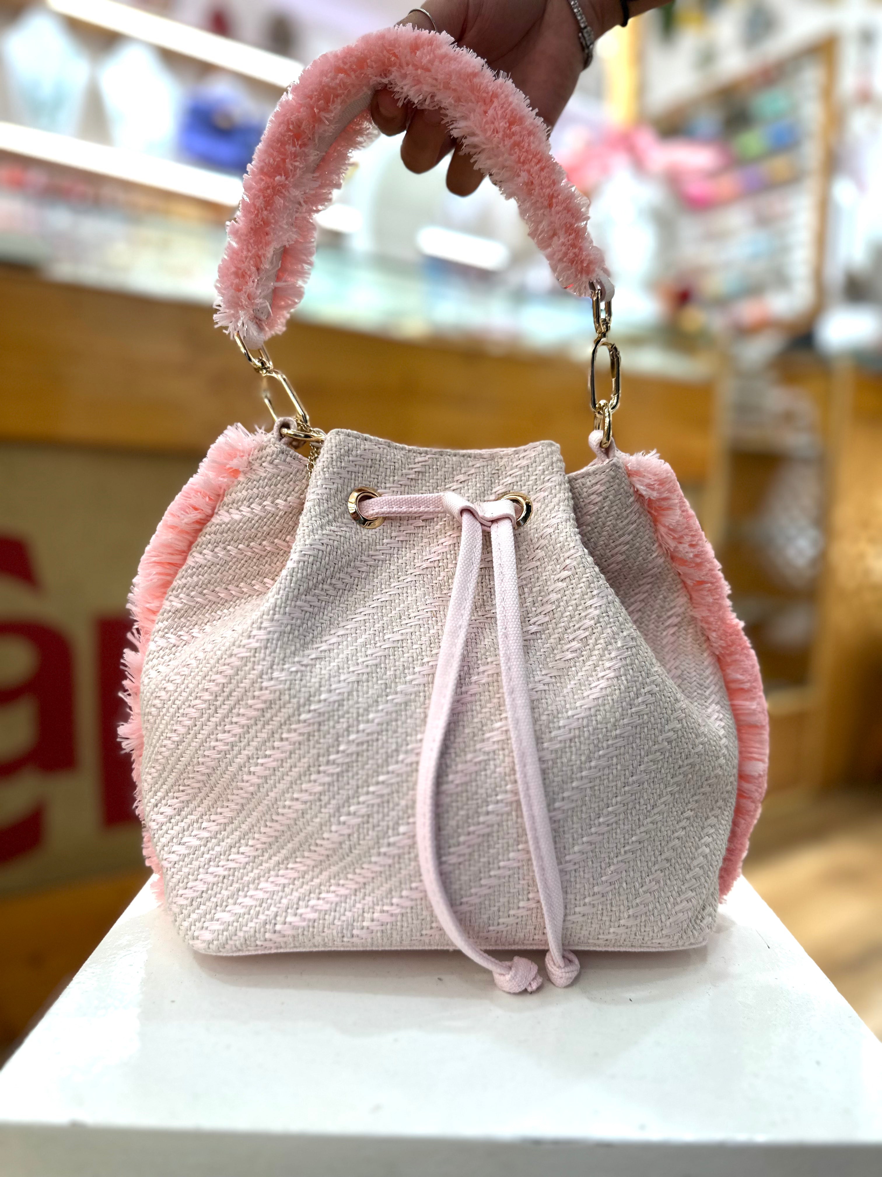 Borsa in tessuto rosa con decori in rafia