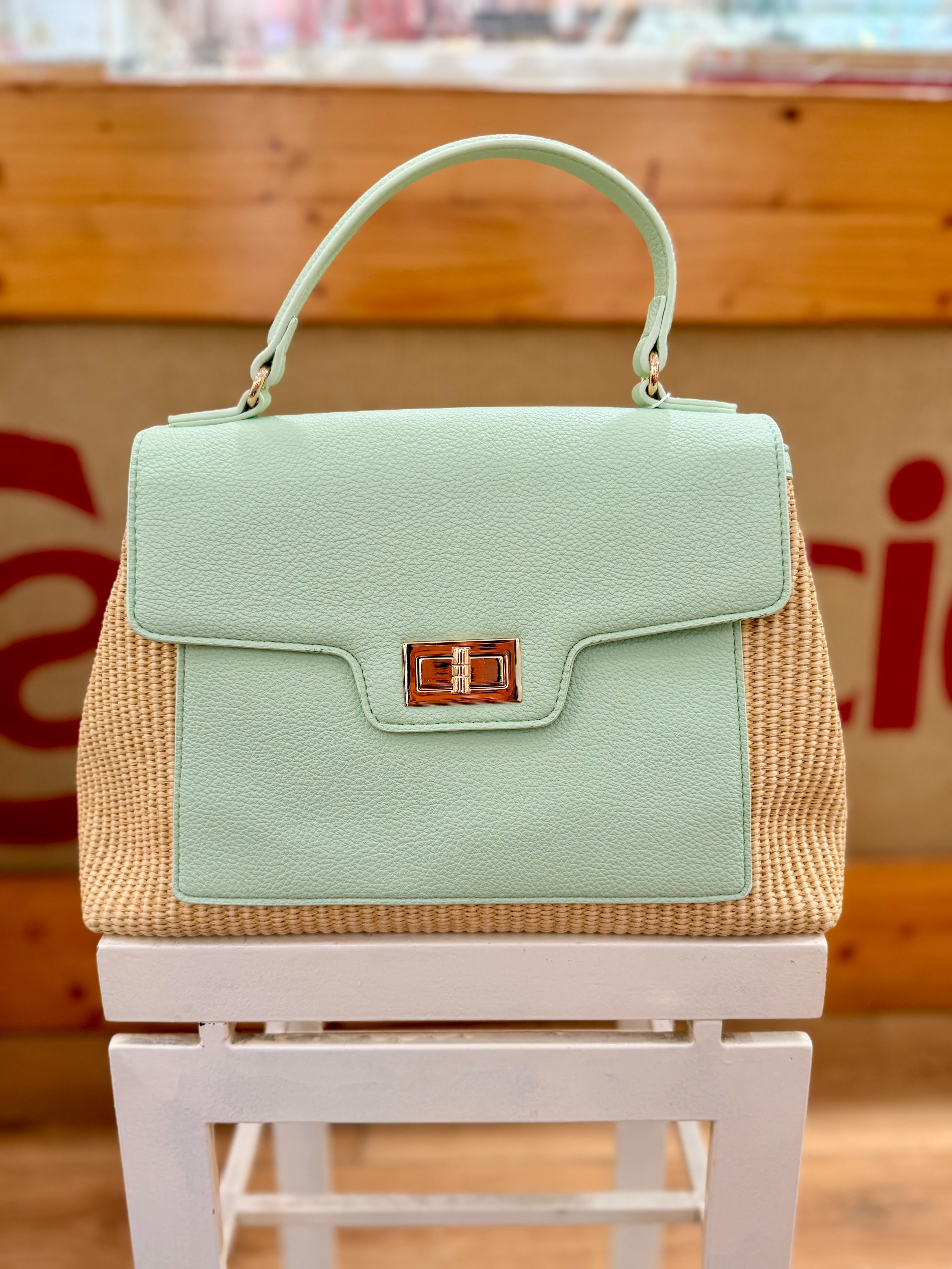 Borsa a mano verde menta e rafia intrecciata