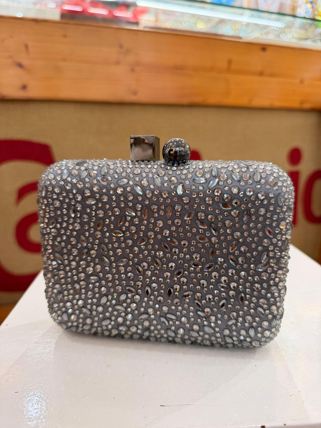 Borsa pochette con strass grigio