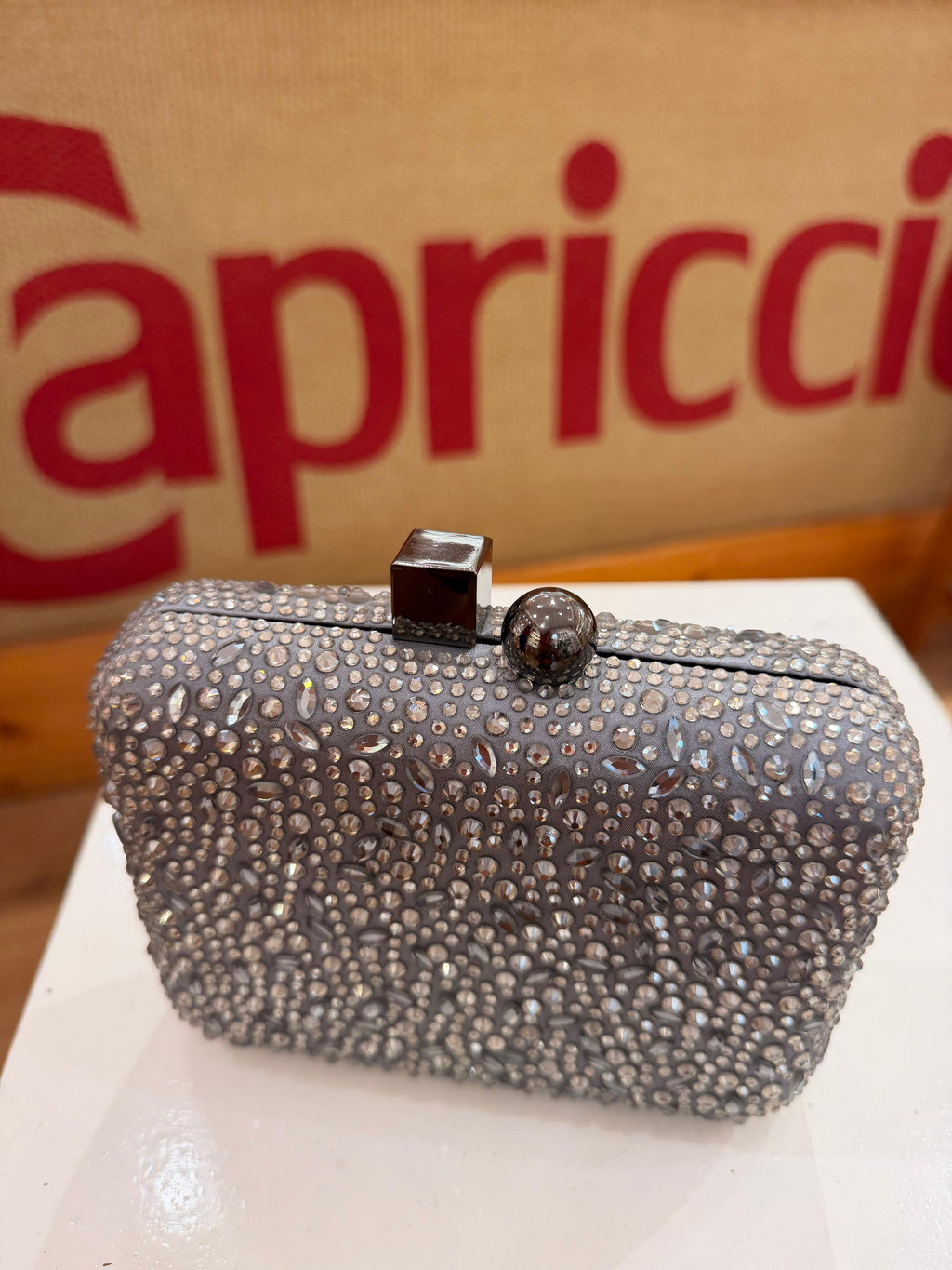 Borsa pochette con strass grigio