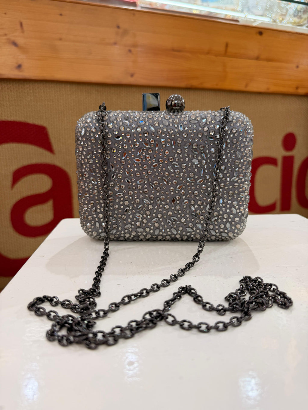 Borsa pochette con strass grigio