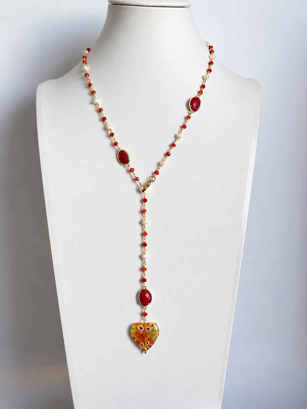 Collana artigianale rossa con perle di fiume e cuore giallo in vetro