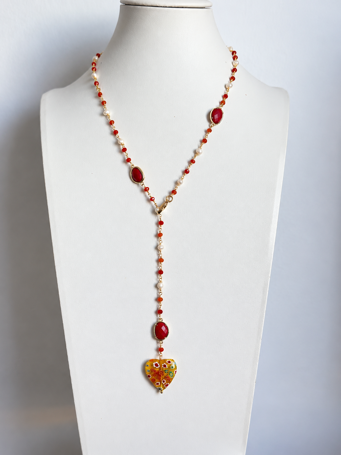 Collana artigianale rossa con perle di fiume e cuore giallo in vetro