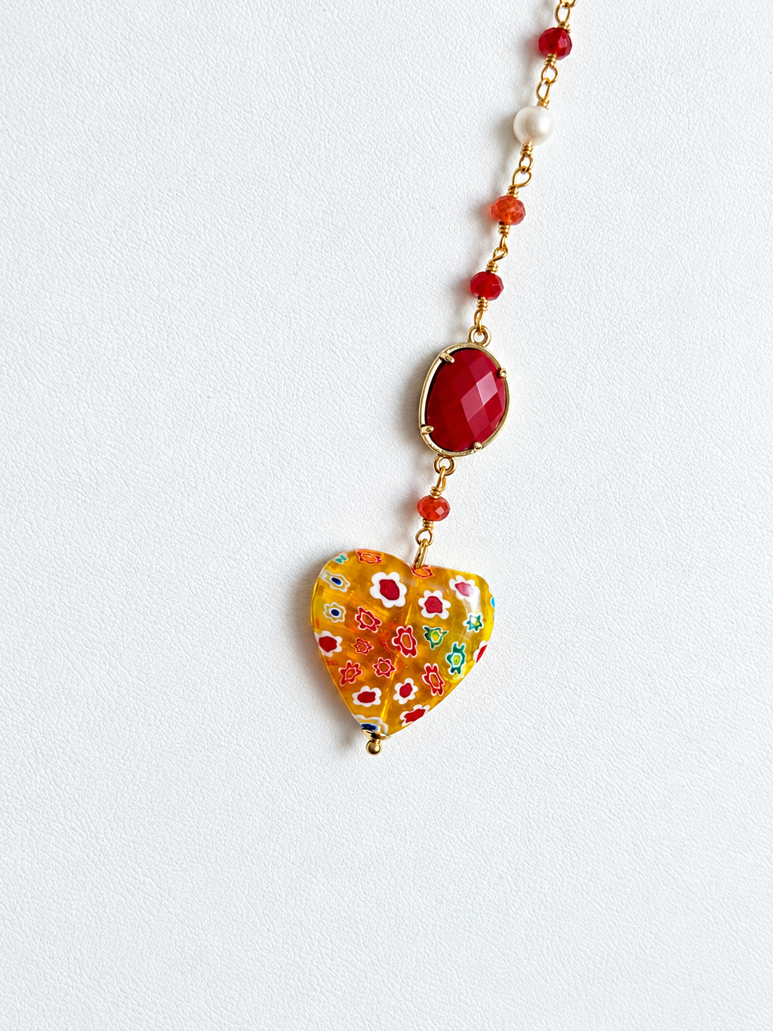 Collana artigianale rossa con perle di fiume e cuore giallo in vetro
