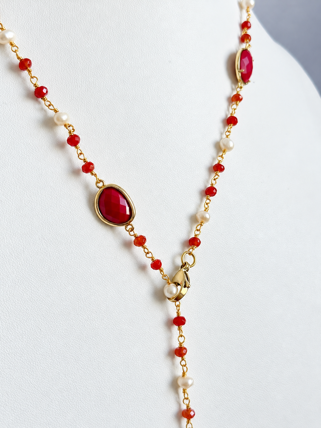 Collana artigianale rossa con perle di fiume e cuore giallo in vetro