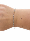 Bracciale in Argento 925 con catena a pallini piccoli sfaccettati, indossato al polso