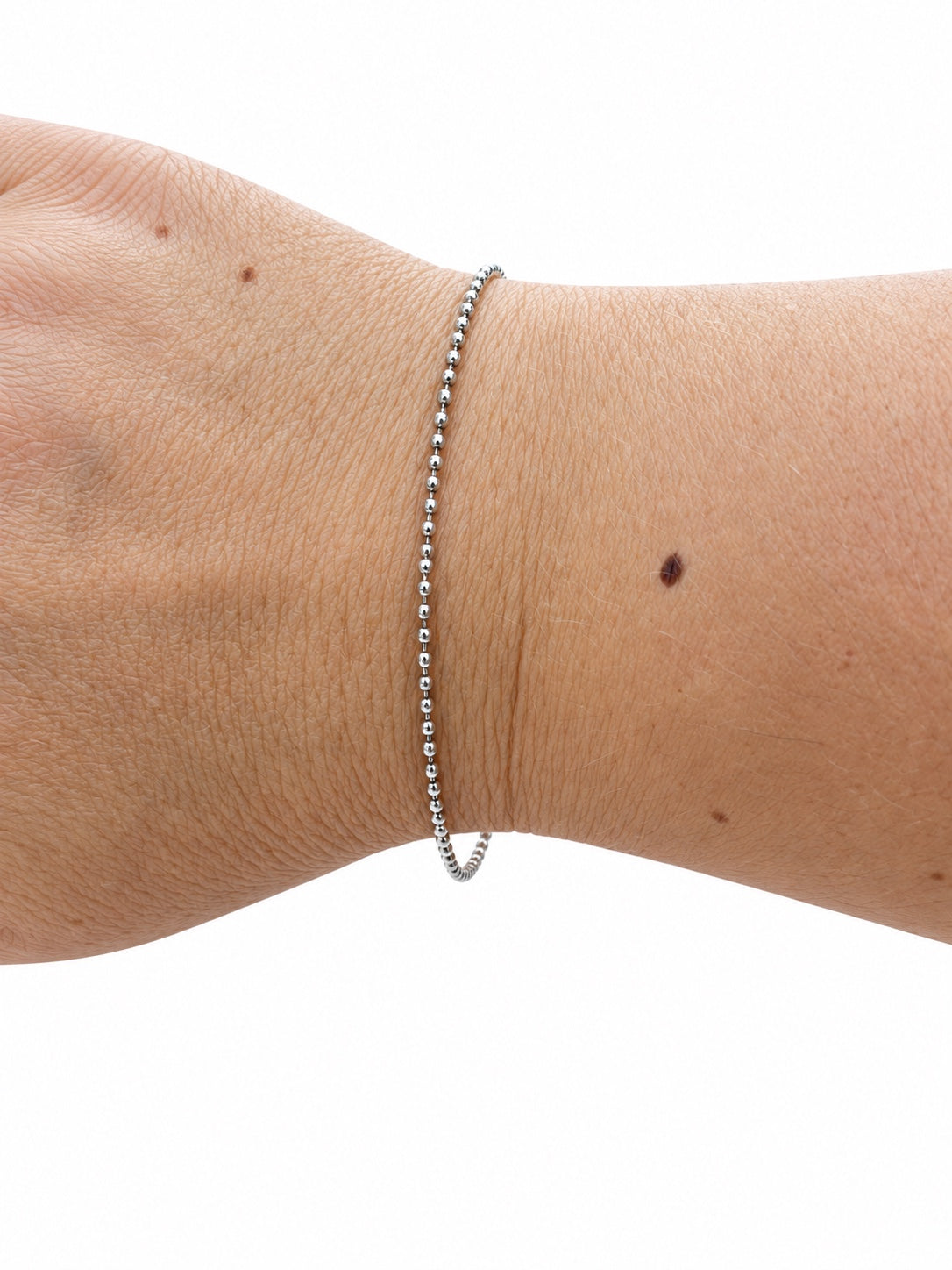 Bracciale in Argento 925 con catena a pallini piccoli sfaccettati, indossato al polso