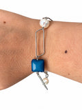 Bracciale artigianale con perle naturali, quadrotti in cristallo e catena in Argento 925 indossato
