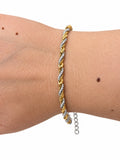 Bracciale bicolor con catena diamantata intrecciata in Argento 925 indossato al polso