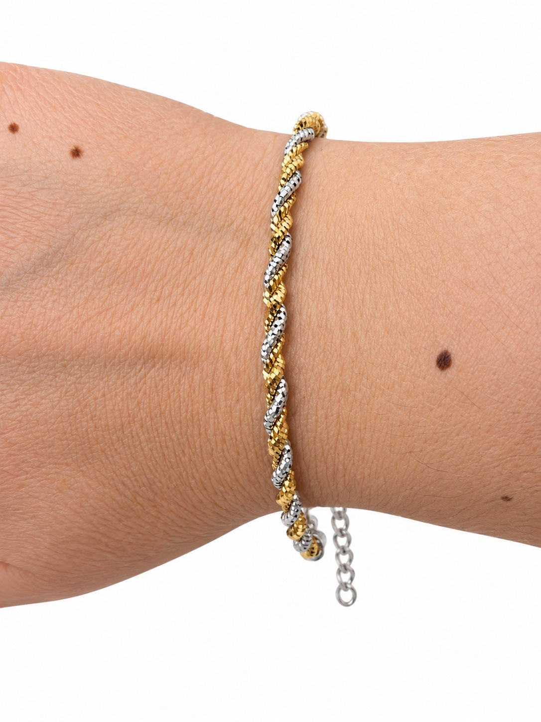 Bracciale bicolor con catena diamantata intrecciata in Argento 925 indossato al polso
