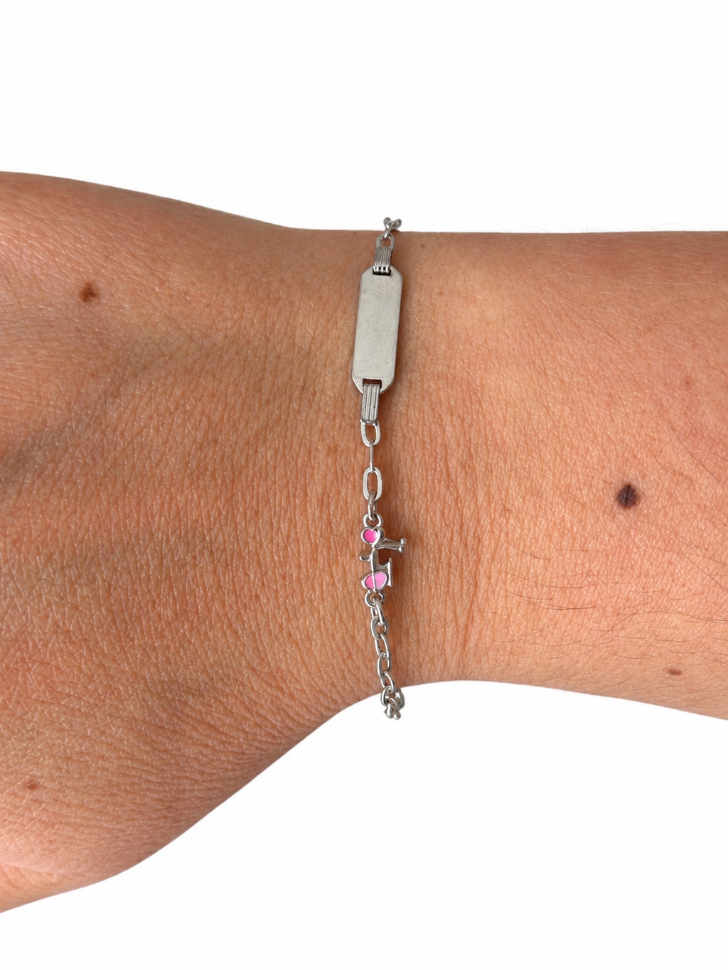 Bracciale bimba con vespa rosa e piastrina in Argento 925 indossato