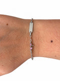 Bracciale bimba con vespa rosa e piastrina in Argento 925 indossato