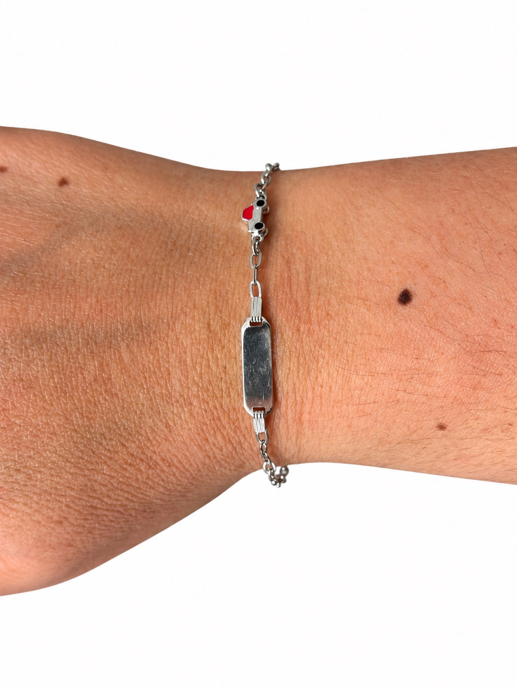 Bracciale bimbo con macchina rossa e piastrina in Argento 925 indossato