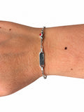 Bracciale bimbo con macchina rossa e piastrina in Argento 925 indossato