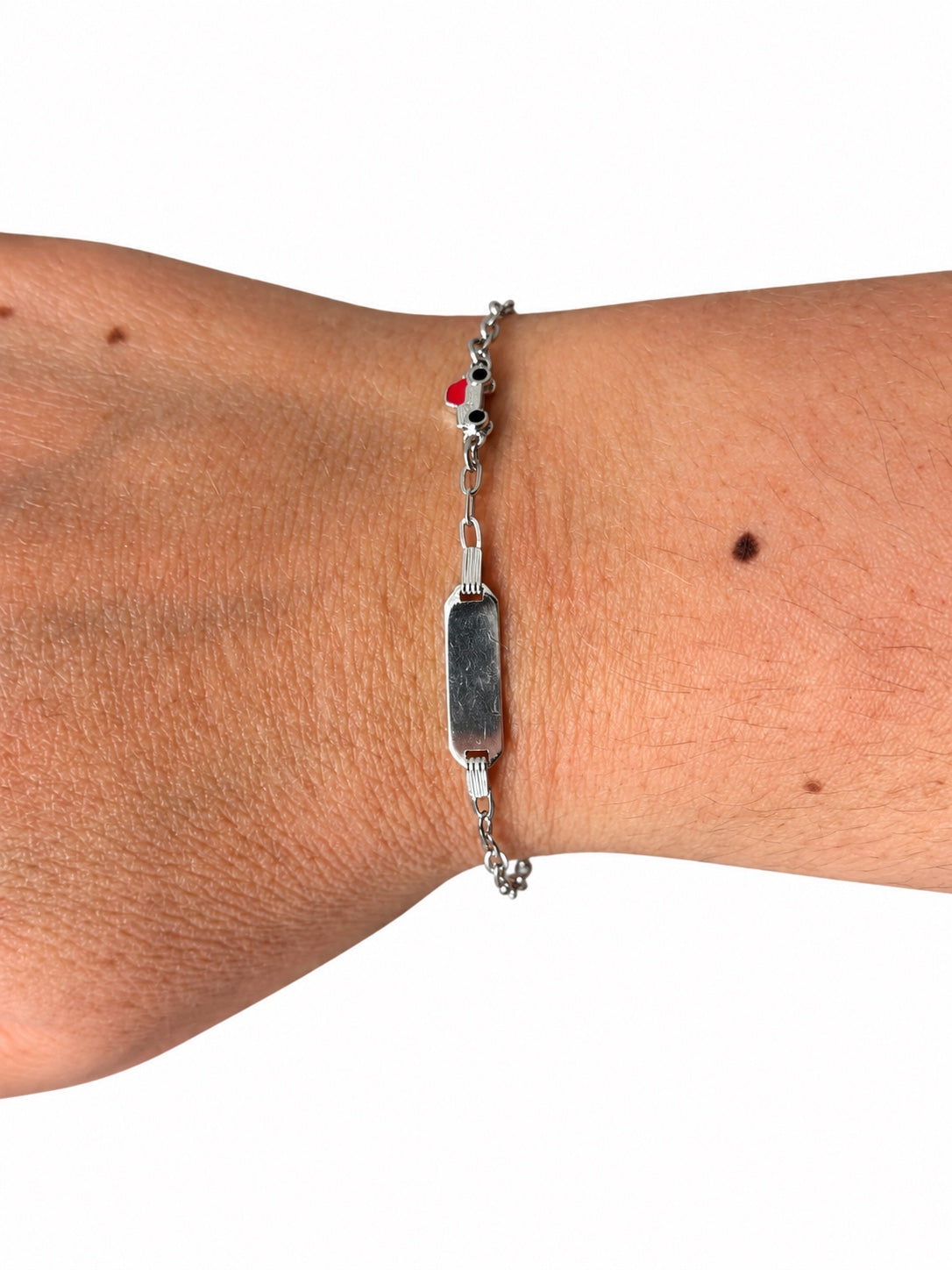Bracciale bimbo con macchina rossa e piastrina in Argento 925 indossato
