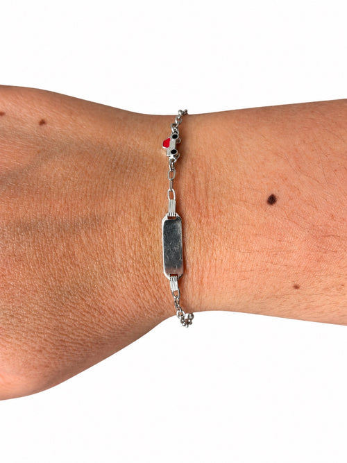 Bracciale bimbo con macchina rossa e piastrina in Argento 925 indossato