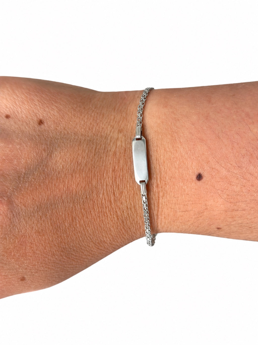 Bracciale bimbo con piastrina in Argento 925 indossato