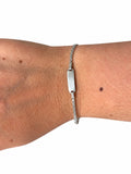 Bracciale bimbo con piastrina in Argento 925 indossato