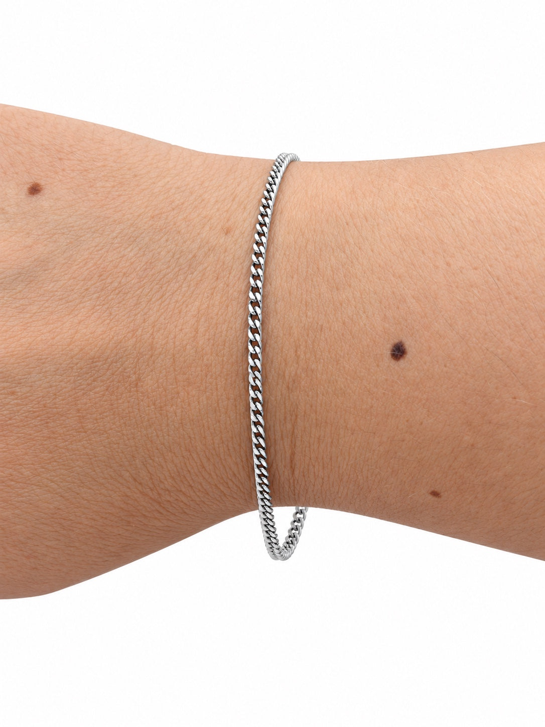 Bracciale catena groumette 2 mm in Argento 925 indossato al polso