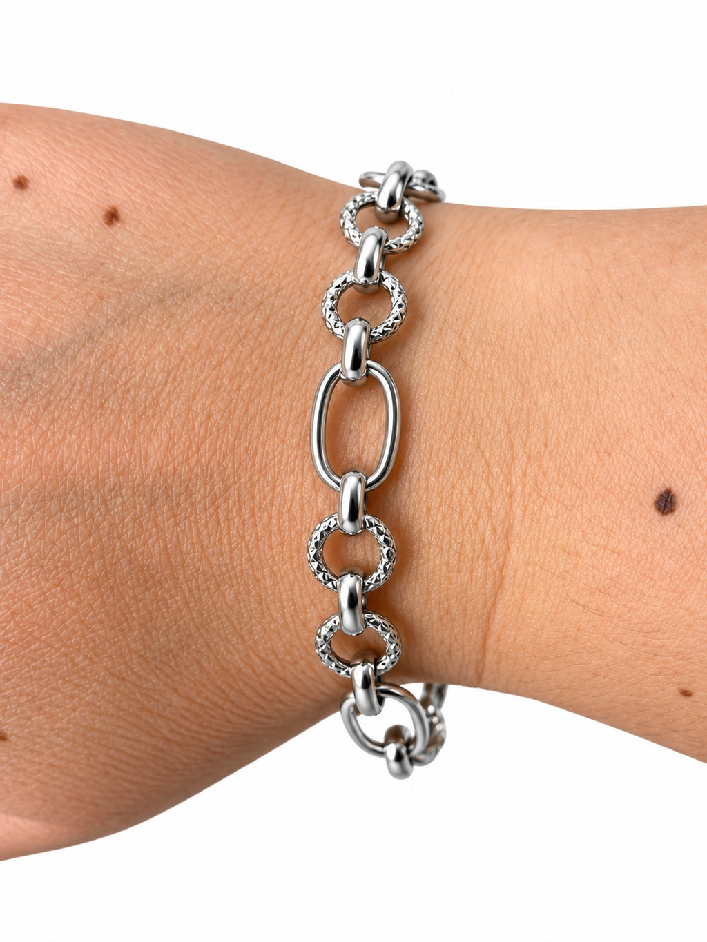 Bracciale catena liscia e martellata in Argento 925 indossato al polso