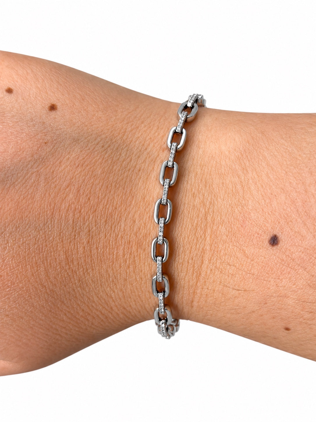 Bracciale catena rettangolare con barrette di zirconi in Argento 925 indossato
