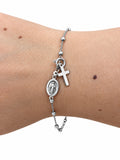 Bracciale catena rosario in Argento 925 con medaglia e croce indossato al polso